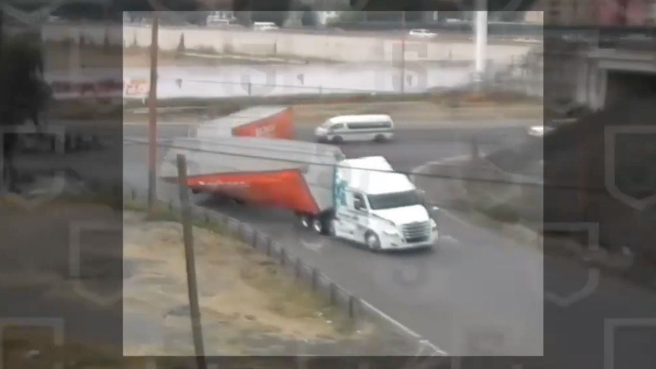 Vuelca tráiler con 20 toneladas de pollo y vecinos arman la rapiña | VIDEO
