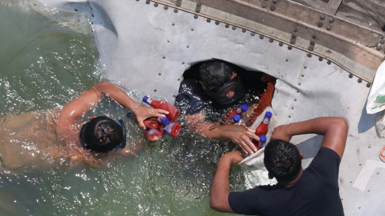 Pobladores de Tabasco bucean para rapiñar la carga de un tráiler que cayó a un río | VIDEOS