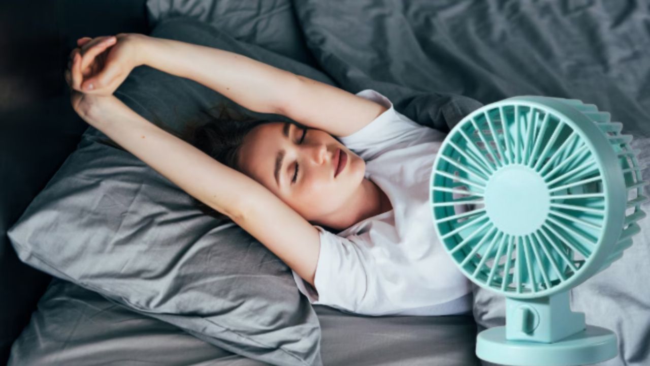 El truco para usar el ventilador y dormir fresco sin enfermarse de la garganta